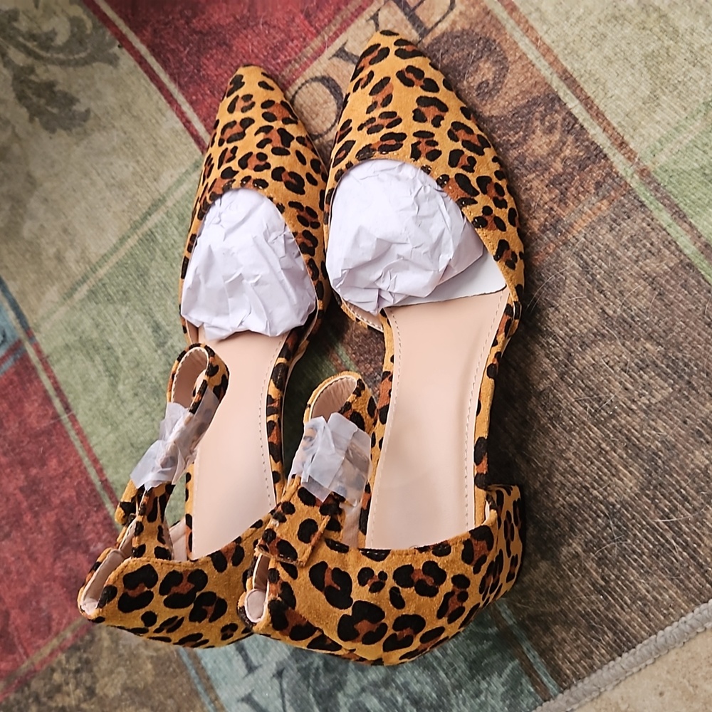 Womens leopard or cheetah heels - Picture 2 of 5